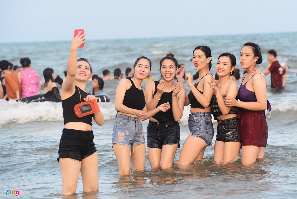 Hàng nghìn người nô đùa ở biển Vũng Tàu khi nhiệt độ gần 40 độ C